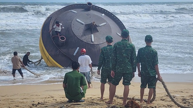 Vật thể lạ China Buoy trôi dạt vào bờ biển Quảng Ngãi - Ảnh 1.