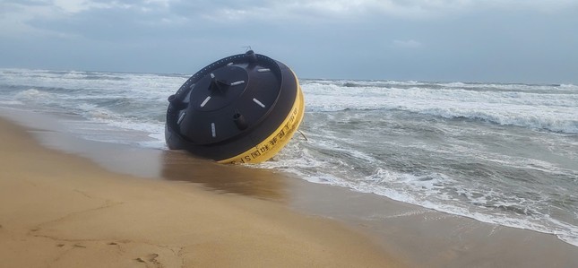 Vật thể lạ China Buoy trôi dạt vào bờ biển Quảng Ngãi - Ảnh 2.