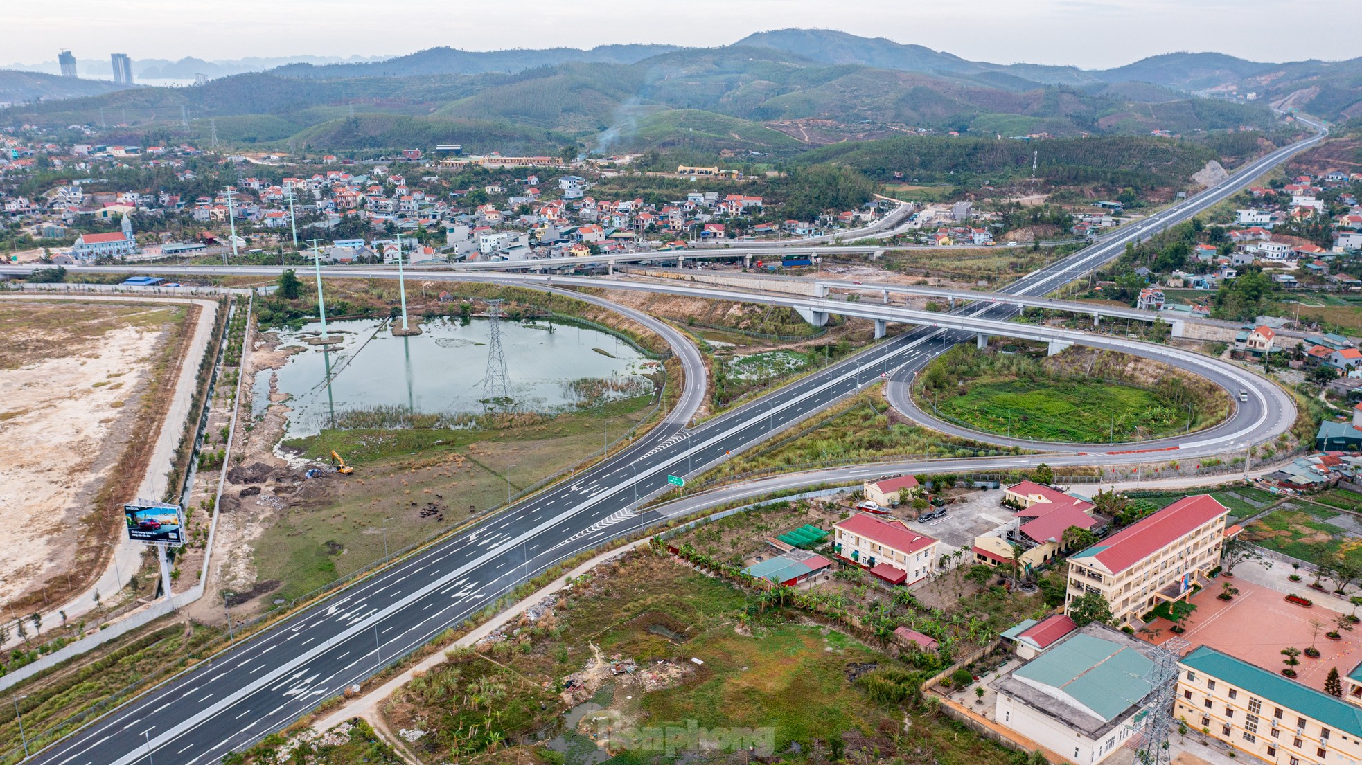 Tận thấy nhà máy sản xuất ô tô đầu tiên tại Quảng Ninh - Ảnh 2.