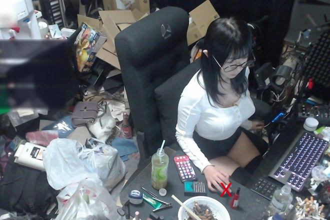 Buổi trực tiếp của nữ streamer nổi tiếng khiến nhiều người r&ugrave;ng m&igrave;nh bởi những g&igrave; đang diễn ra trong ph&ograve;ng- Ảnh 1.