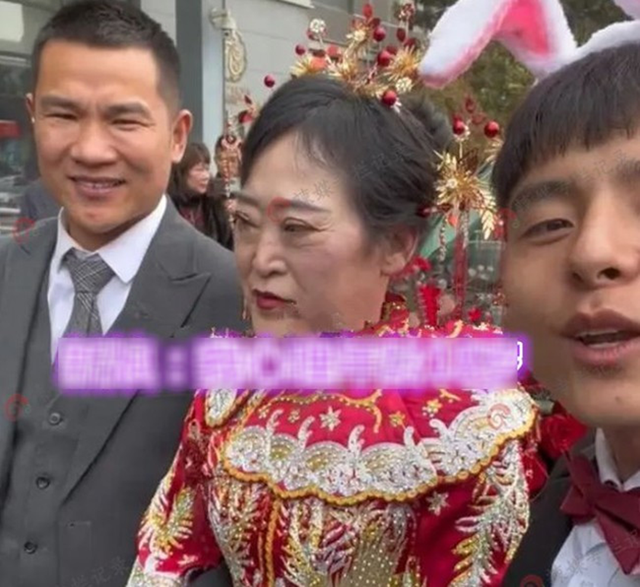 Con trai 33 tuổi cưới vợ 68 tuổi, bố mẹ "kh&oacute;c như mưa" đi đ&oacute;n d&acirc;u- Ảnh 1.