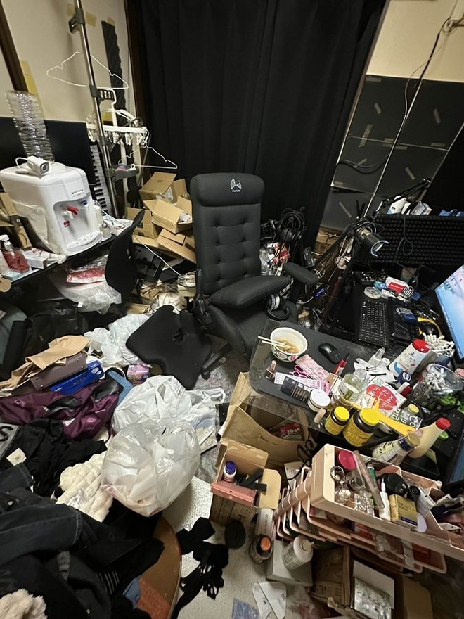 Buổi trực tiếp của nữ streamer nổi tiếng khiến nhiều người r&ugrave;ng m&igrave;nh bởi những g&igrave; đang diễn ra trong ph&ograve;ng- Ảnh 2.