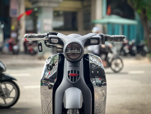 Honda Super Cub phiên bản Disney giá hơn 200 triệu đồng tại Việt Nam - Ảnh 2.