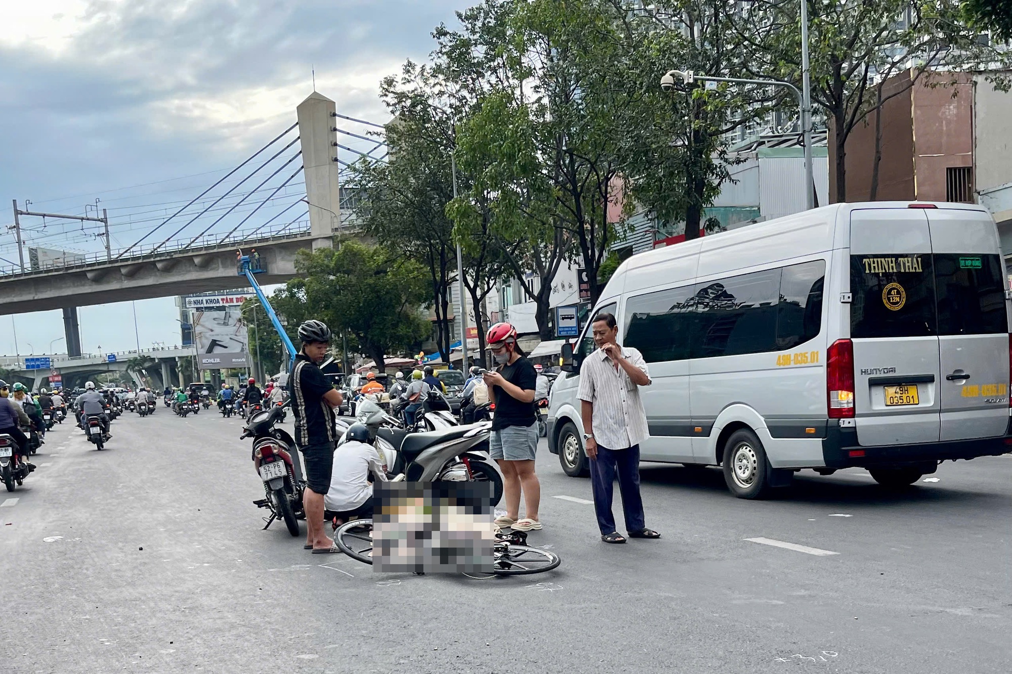 Hai người đàn ông tử vong bất thường ở Bình Thạnh - Ảnh 1.