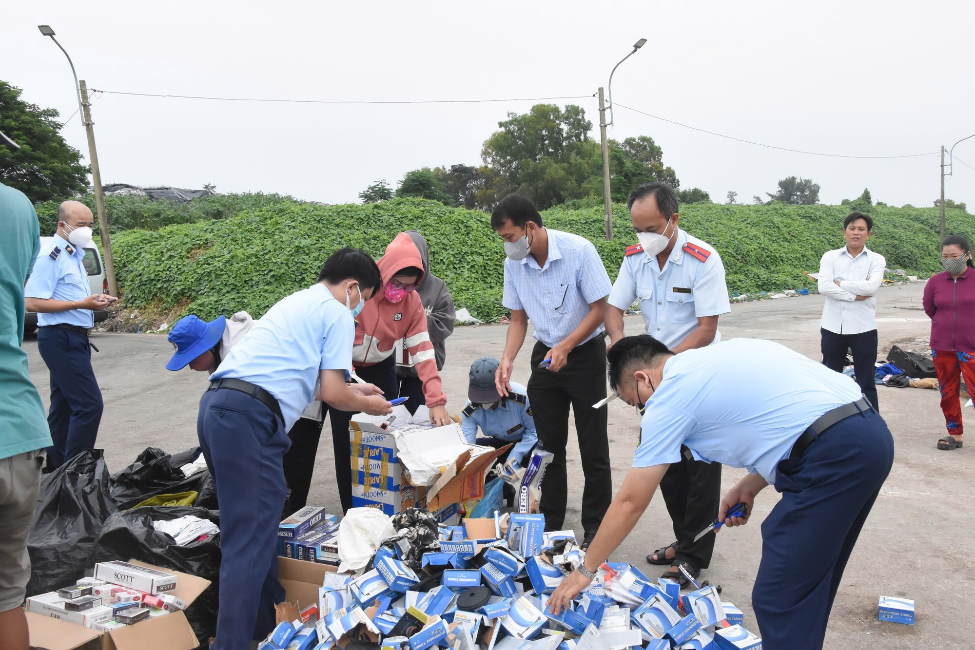 Tiêu hủy hàng giả tại Bạc Liêu: Nỗ lực bảo vệ môi trường và chống hàng lậu - Ảnh 2.