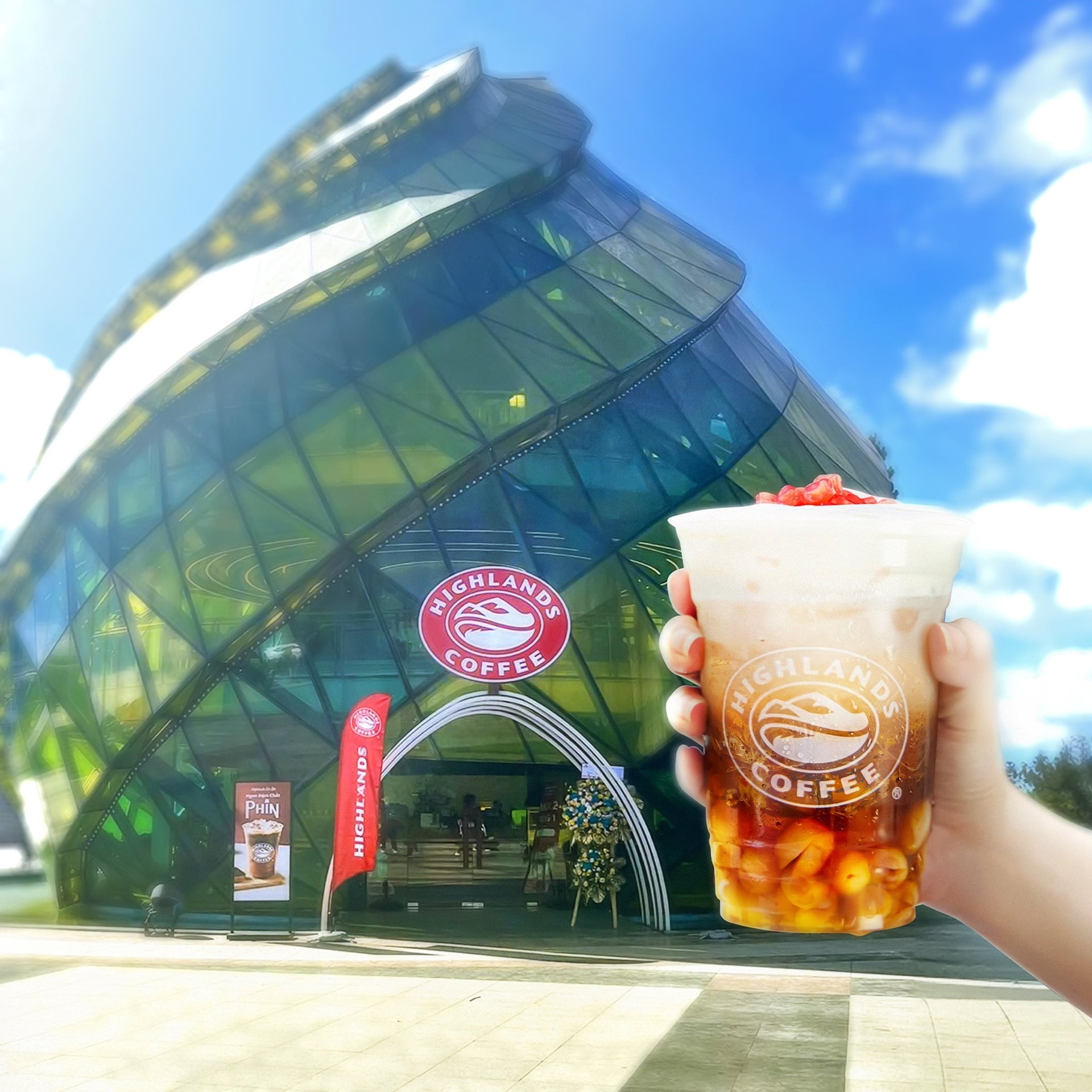 Highlands Coffee mở qu&aacute;n mới ngay tại &ldquo;Nụ hoa Atiso&rdquo; khổng lồ ở Đ&agrave; Lạt, n&acirc;ng tổng số cửa h&agrave;ng l&ecirc;n 815, bỏ xa mọi đối thủ - Ảnh 1.