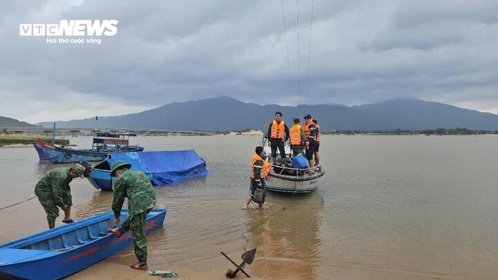 Bốn con thơ nhịn đói suốt đêm ngóng tin ba mẹ mất tích khi đi đánh cá- Ảnh 1.