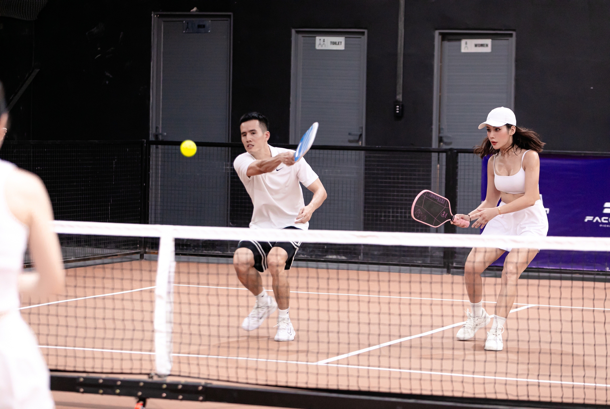 Mỹ nhân 9X "quần quật" trên sân pickleball 10 tiếng/ngày, lần đầu nói rõ về drama mặc đồ gợi cảm bị chỉ trích - Ảnh 2.