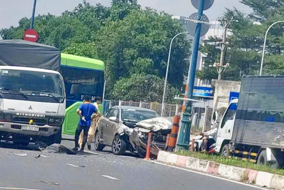 Taxi công nghệ bị hai xe tải tông liên tiếp- Ảnh 1.