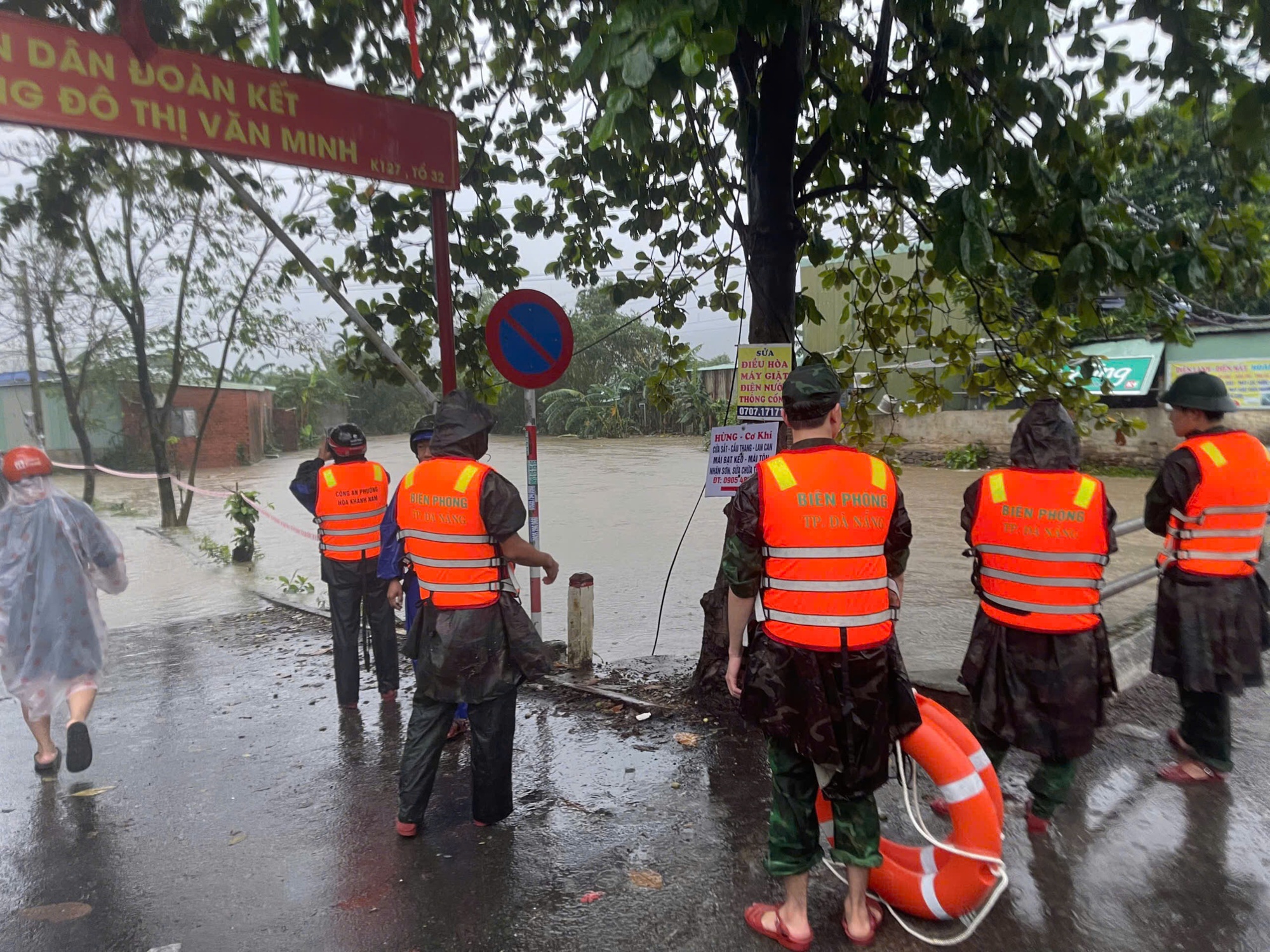 Mưa lớn gây sạt lở bán đảo Sơn Trà Đà Nẵng giao thông bị chặn vì đá rơi - Ảnh 1.