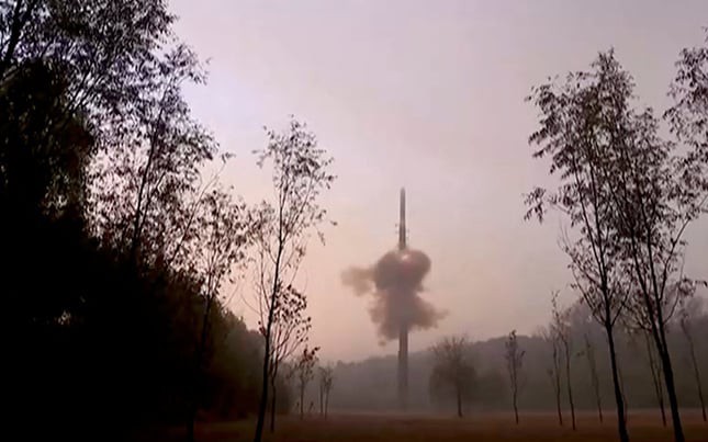 Mỹ phóng tên lửa đạn đạo xuyên lục địa Minuteman III đúng ngày bầu cử tổng thống - Ảnh 1.