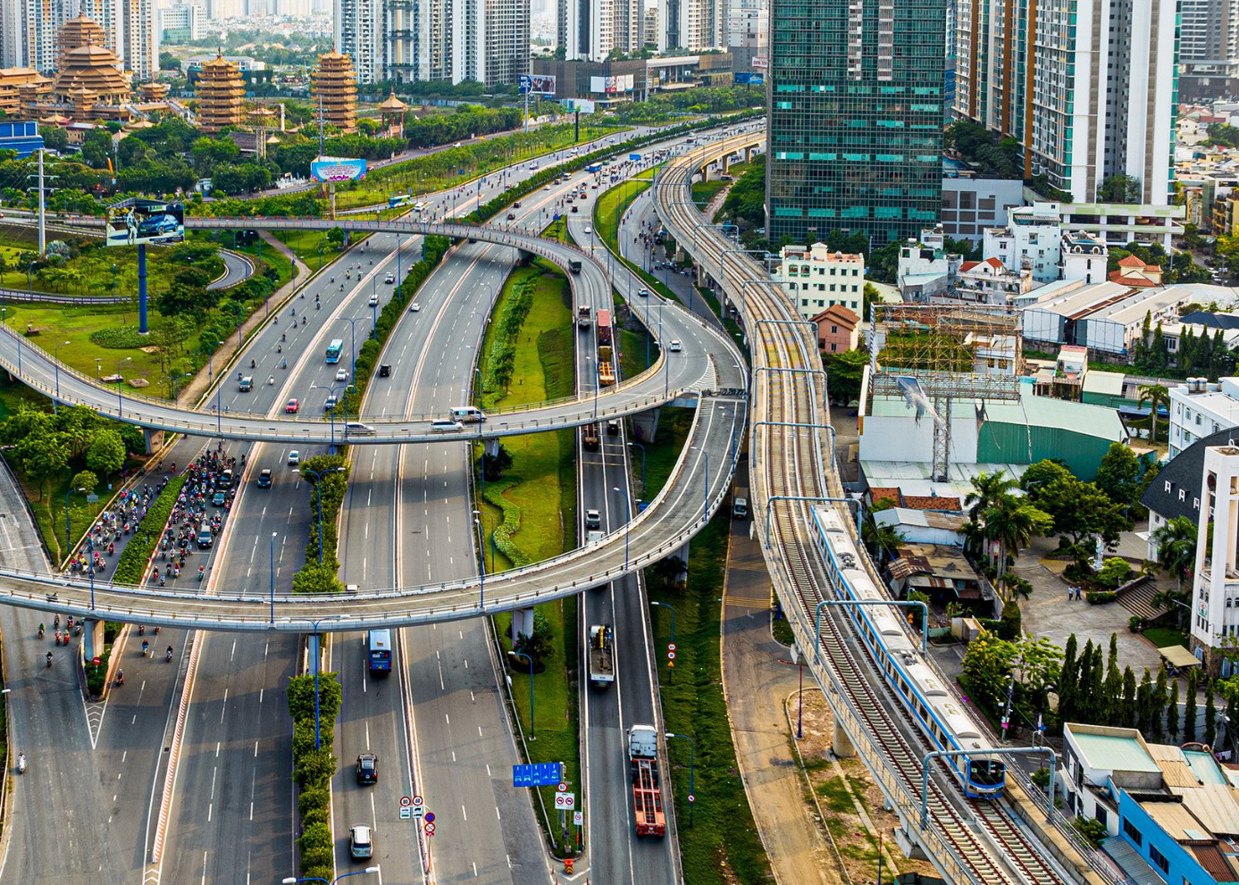 TP ở Việt Nam 'chơi lớn', chi hàng chục tỷ đồng cho người dân đi miễn phí phương tiện lần đầu xuất hiện - Ảnh 1.