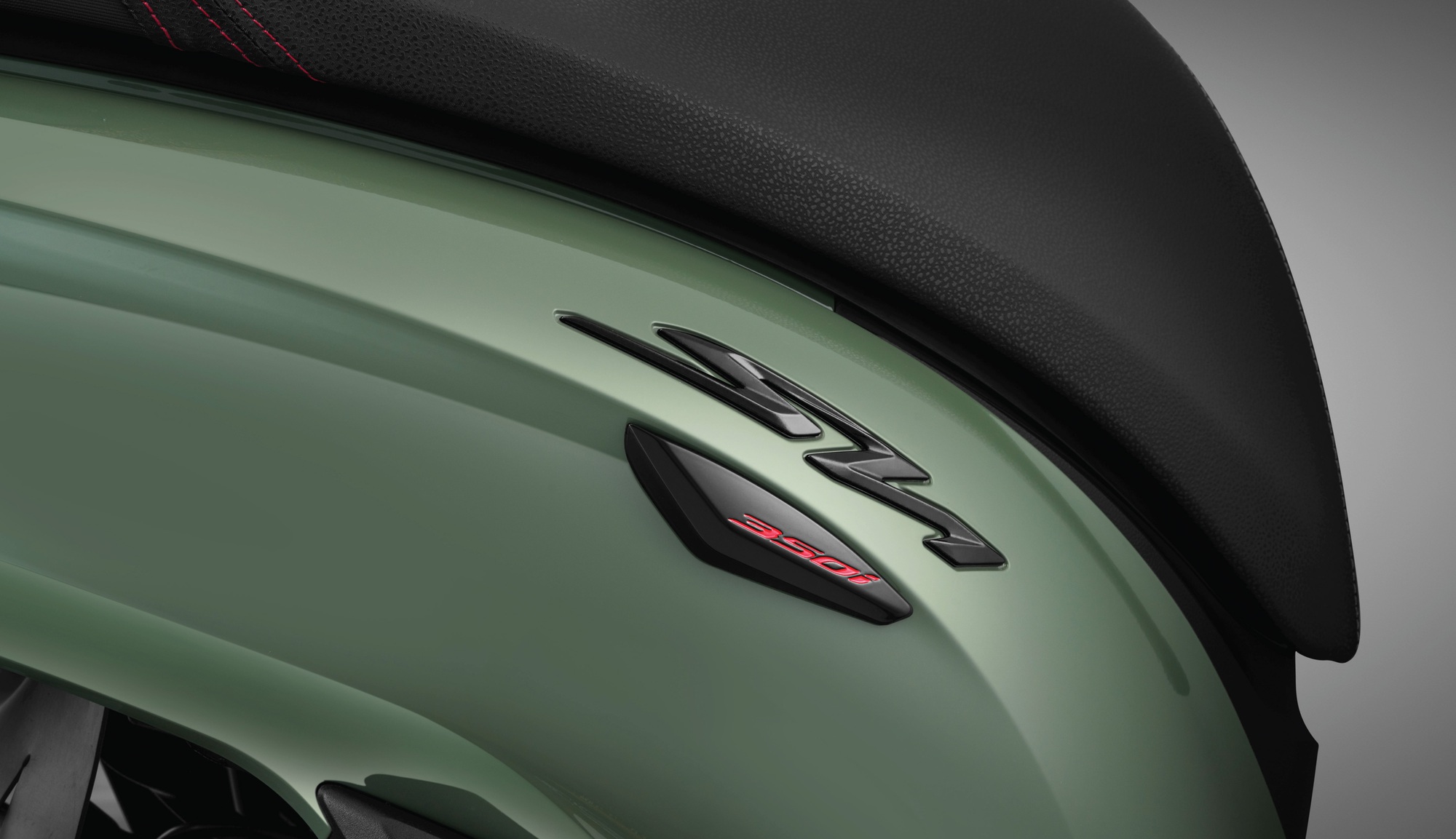 Honda SH 350i 2025 ra mắt Việt Nam: Giá từ hơn 151 triệu, mặt trước mới, hộc đồ lớn hơn, thêm USB-C- Ảnh 7. Honda SH 350i 2025 ra mắt Việt Nam: Giá từ hơn 151 triệu, mặt trước mới, hộc đồ lớn hơn, thêm USB-C- Ảnh 7.