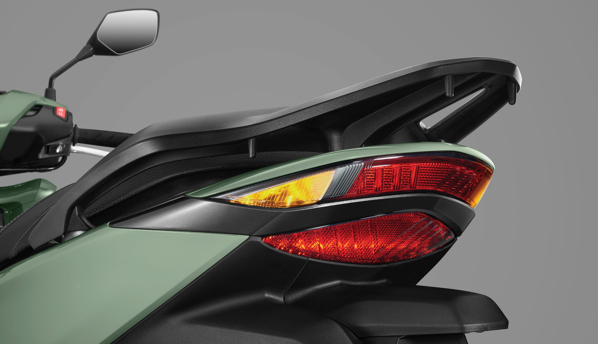 Honda SH 350i 2025 ra mắt Việt Nam: Giá từ hơn 151 triệu, mặt trước mới, hộc đồ lớn hơn, thêm USB-C- Ảnh 6. Honda SH 350i 2025 ra mắt Việt Nam: Giá từ hơn 151 triệu, mặt trước mới, hộc đồ lớn hơn, thêm USB-C- Ảnh 6.