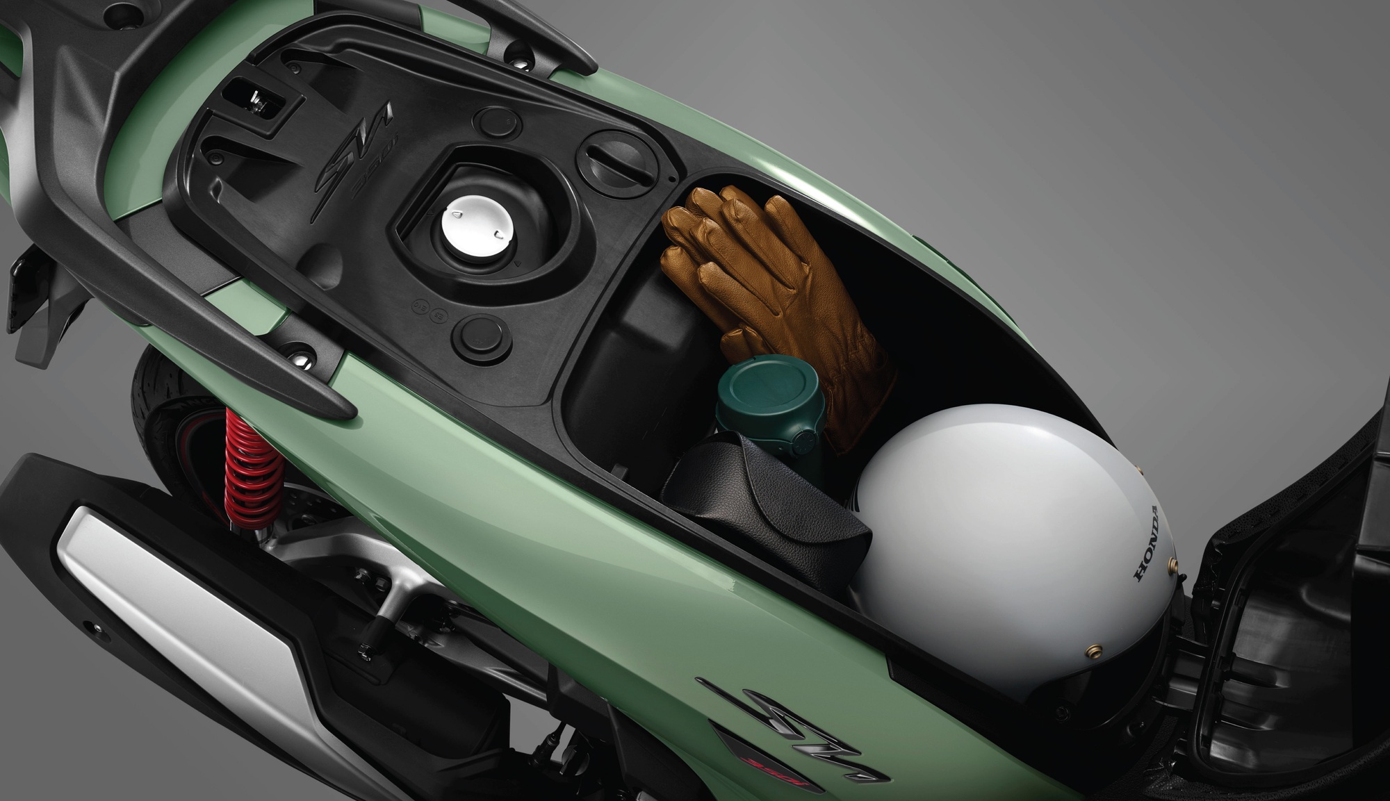 Honda SH 350i 2025 ra mắt Việt Nam: Giá từ hơn 151 triệu, mặt trước mới, hộc đồ lớn hơn, thêm USB-C- Ảnh 10. Honda SH 350i 2025 ra mắt Việt Nam: Giá từ hơn 151 triệu, mặt trước mới, hộc đồ lớn hơn, thêm USB-C- Ảnh 10.