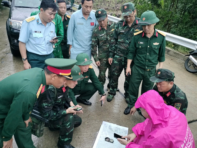 12 giờ chạy đua của hàng trăm cán bộ, chiến sĩ tinh nhuệ tìm kiếm 2 phi công vụ rơi máy bay ở Bình Định - Ảnh 2.