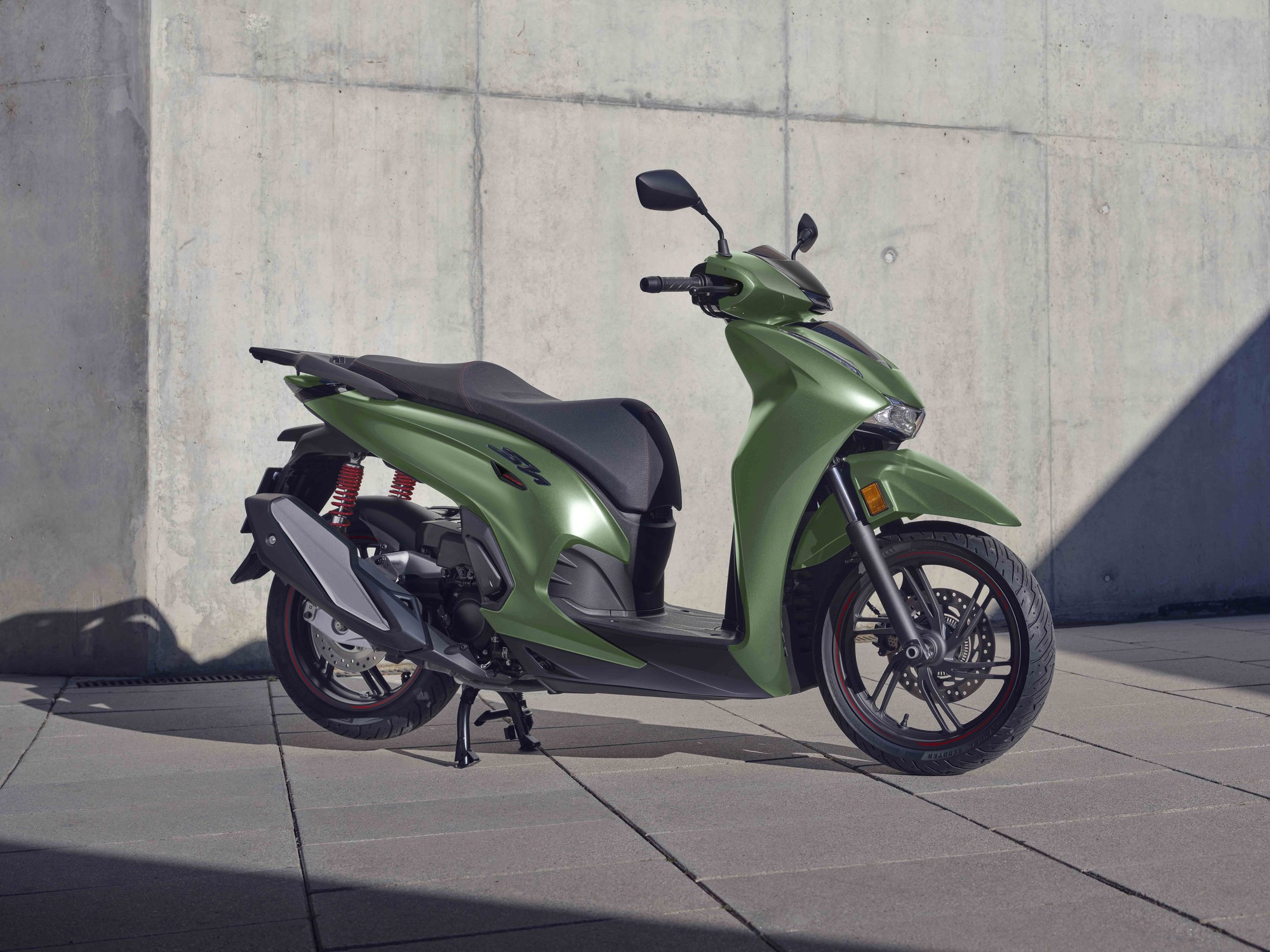 Honda SH 350i 2025 ra mắt Việt Nam: Giá từ hơn 151 triệu, mặt trước mới, hộc đồ lớn hơn, thêm USB-C- Ảnh 2. Honda SH 350i 2025 ra mắt Việt Nam: Giá từ hơn 151 triệu, mặt trước mới, hộc đồ lớn hơn, thêm USB-C- Ảnh 2.