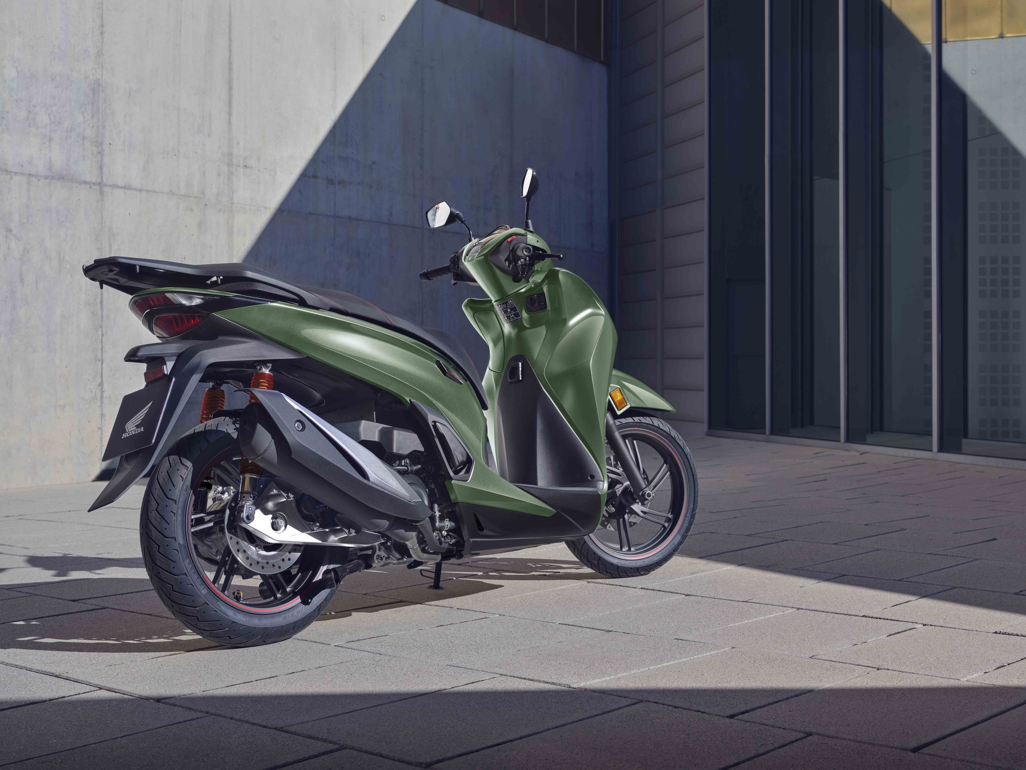 Honda SH 350i 2025 ra mắt Việt Nam: Giá từ hơn 151 triệu, mặt trước mới, hộc đồ lớn hơn, thêm USB-C- Ảnh 3. Honda SH 350i 2025 ra mắt Việt Nam: Giá từ hơn 151 triệu, mặt trước mới, hộc đồ lớn hơn, thêm USB-C- Ảnh 3.