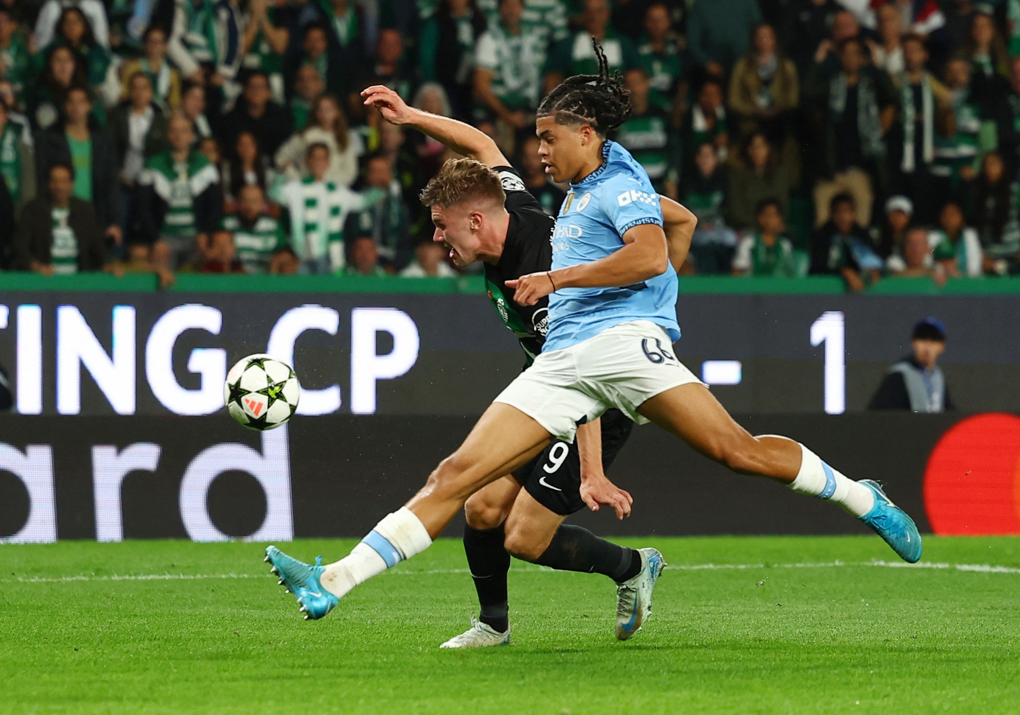 Champions League: "Quái kiệt" Gyokeres lập hat-trick, Sporting vùi dập Man City - Ảnh 1.