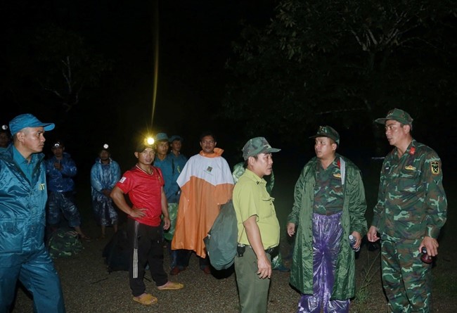 TAI NẠN MÁY BAY QUÂN SỰ: Phi công điều khiển máy bay, nhảy dù xuống khu vực rừng núi hiểm trở để không ảnh hưởng đến tài sản, tính mạng của nhân dân- Ảnh 7.