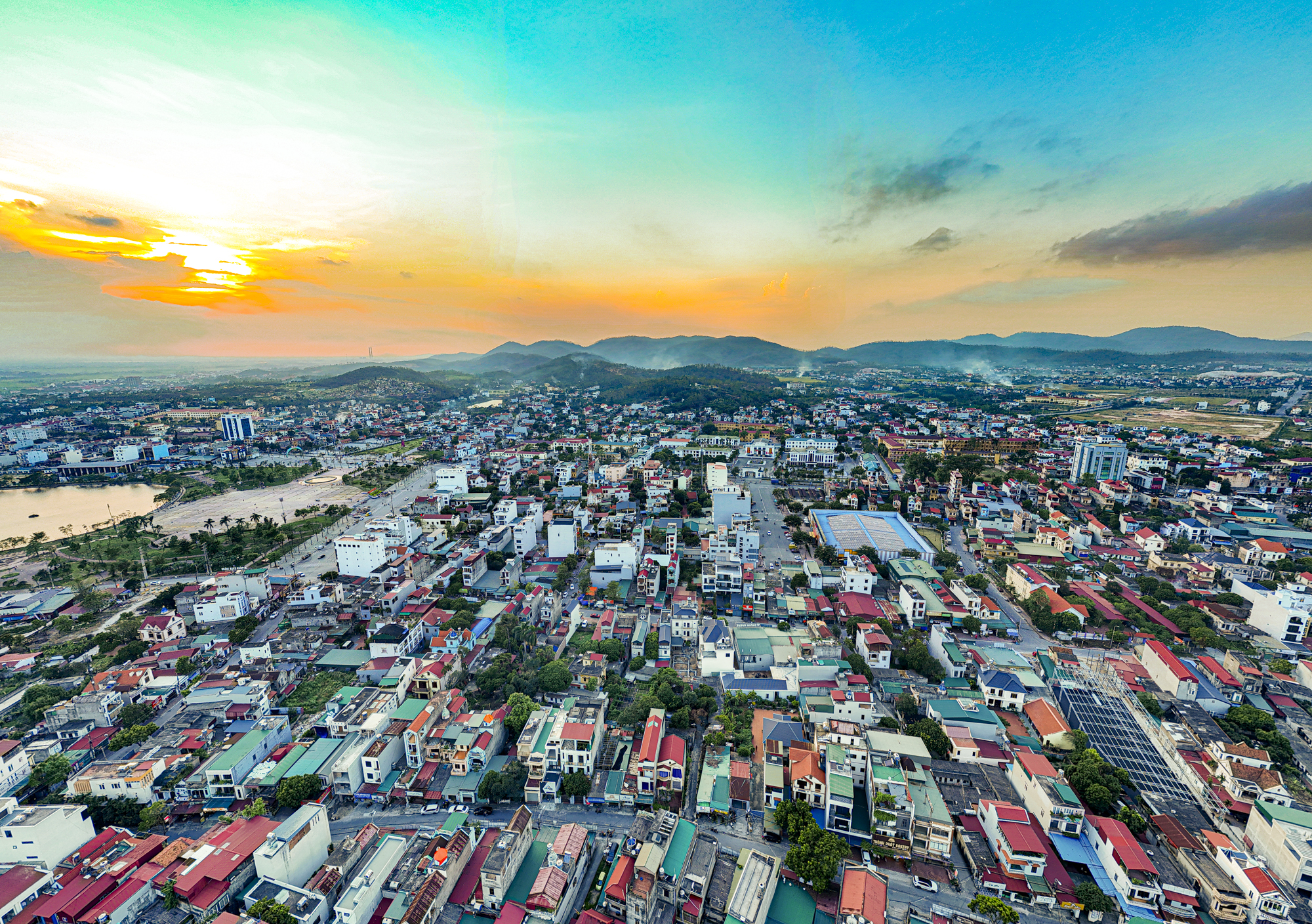 Đoạn đường chỉ dài 30 km nhưng có đến 3 thành phố: Nơi mới vài ngày tuổi, nơi chỉ có một hộ nghèo - Ảnh 4.