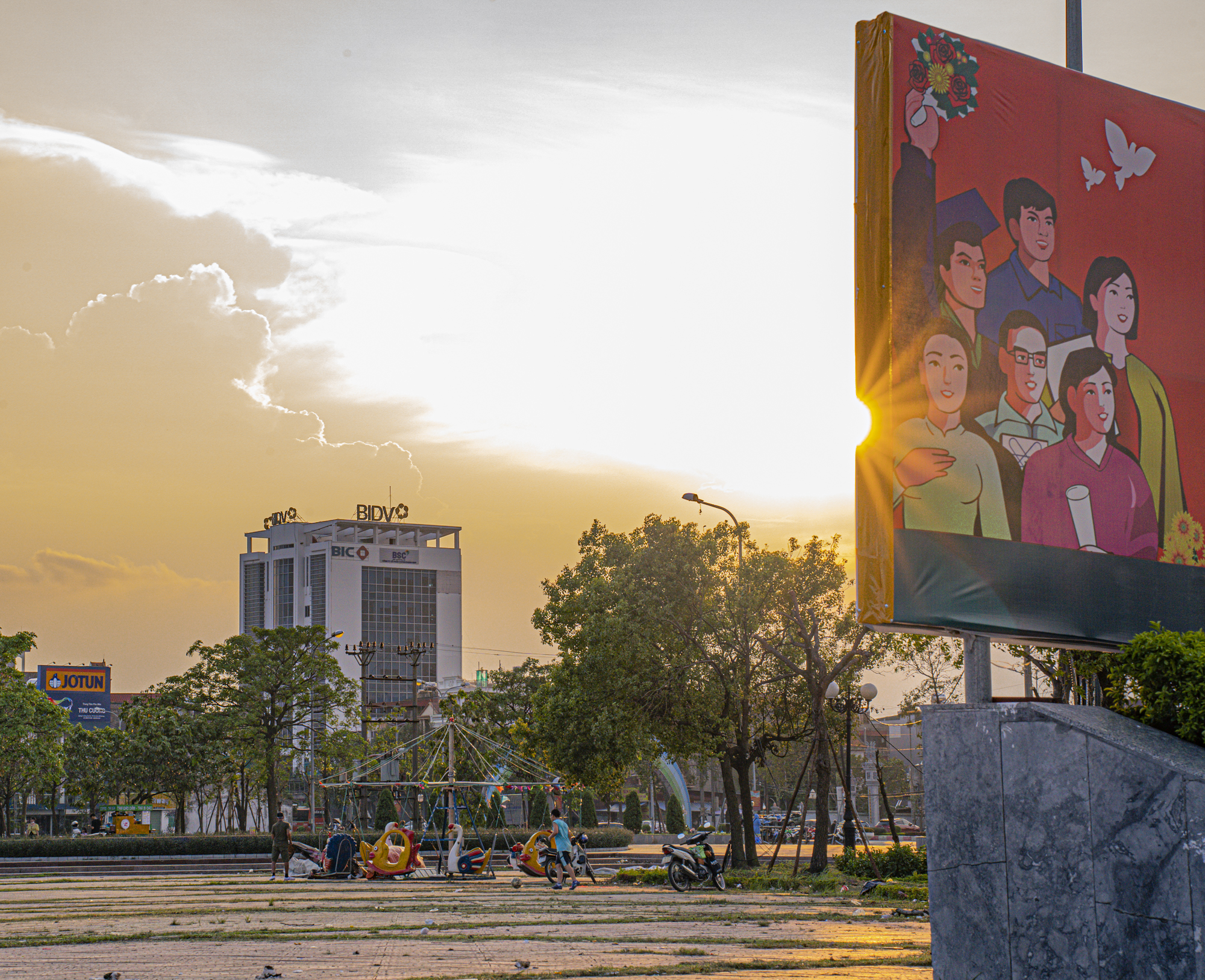 Đoạn đường chỉ dài 30 km nhưng có đến 3 thành phố: Nơi mới vài ngày tuổi, nơi chỉ có một hộ nghèo - Ảnh 5.