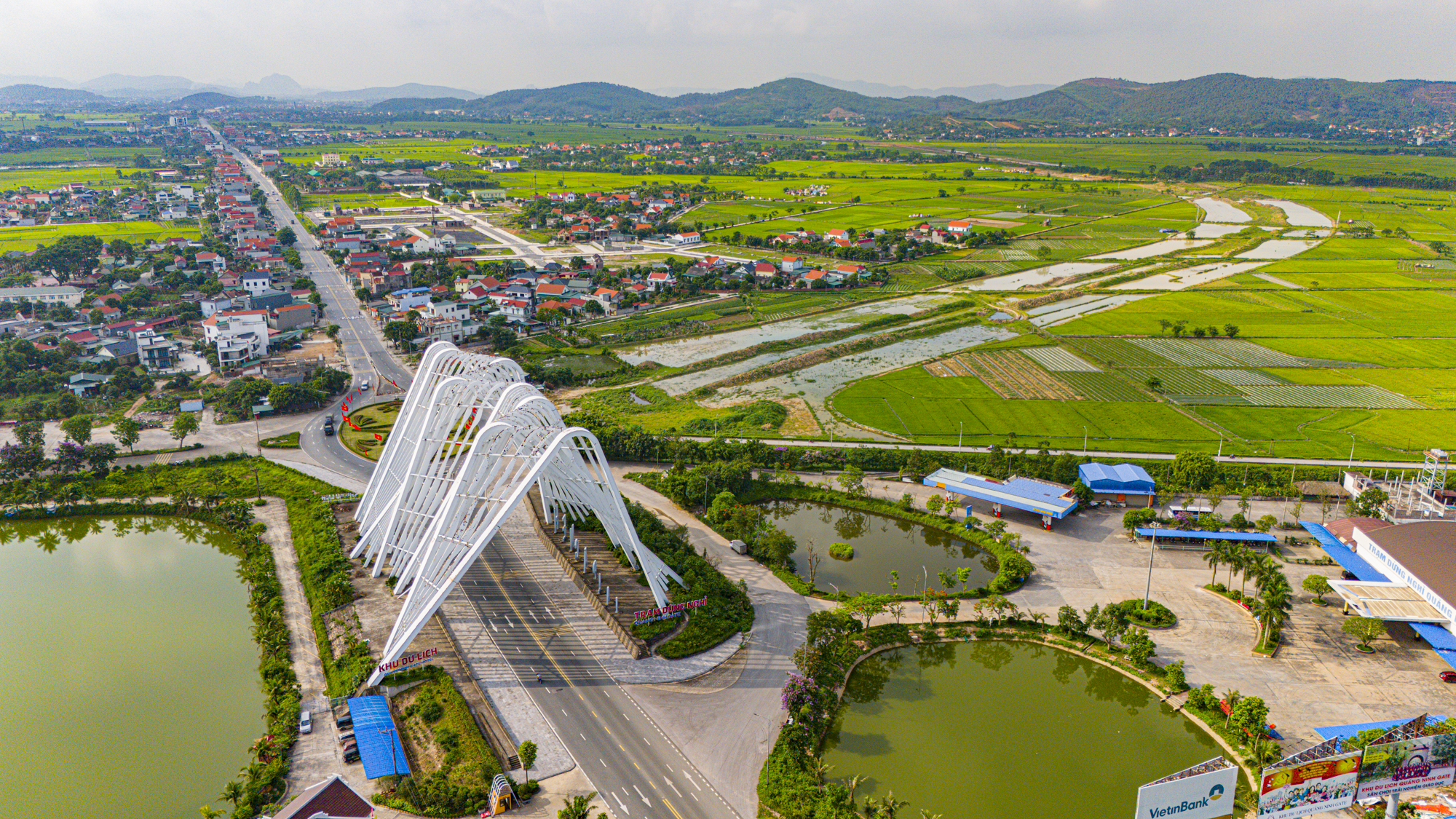 Đoạn đường chỉ dài 30 km nhưng có đến 3 thành phố: Nơi mới vài ngày tuổi, nơi chỉ có một hộ nghèo - Ảnh 8.