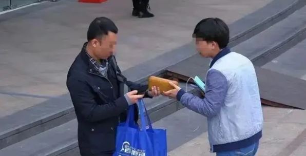 Người đ&agrave;n &ocirc;ng nhặt được hơn 17 triệu đồng, sẵn s&agrave;ng trả lại nhưng người mất khăng khăng đ&atilde; đ&aacute;nh rơi 70 triệu: To&agrave; &aacute;n c&oacute; ph&aacute;t quyết g&acirc;y bất ngờ - Ảnh 1.