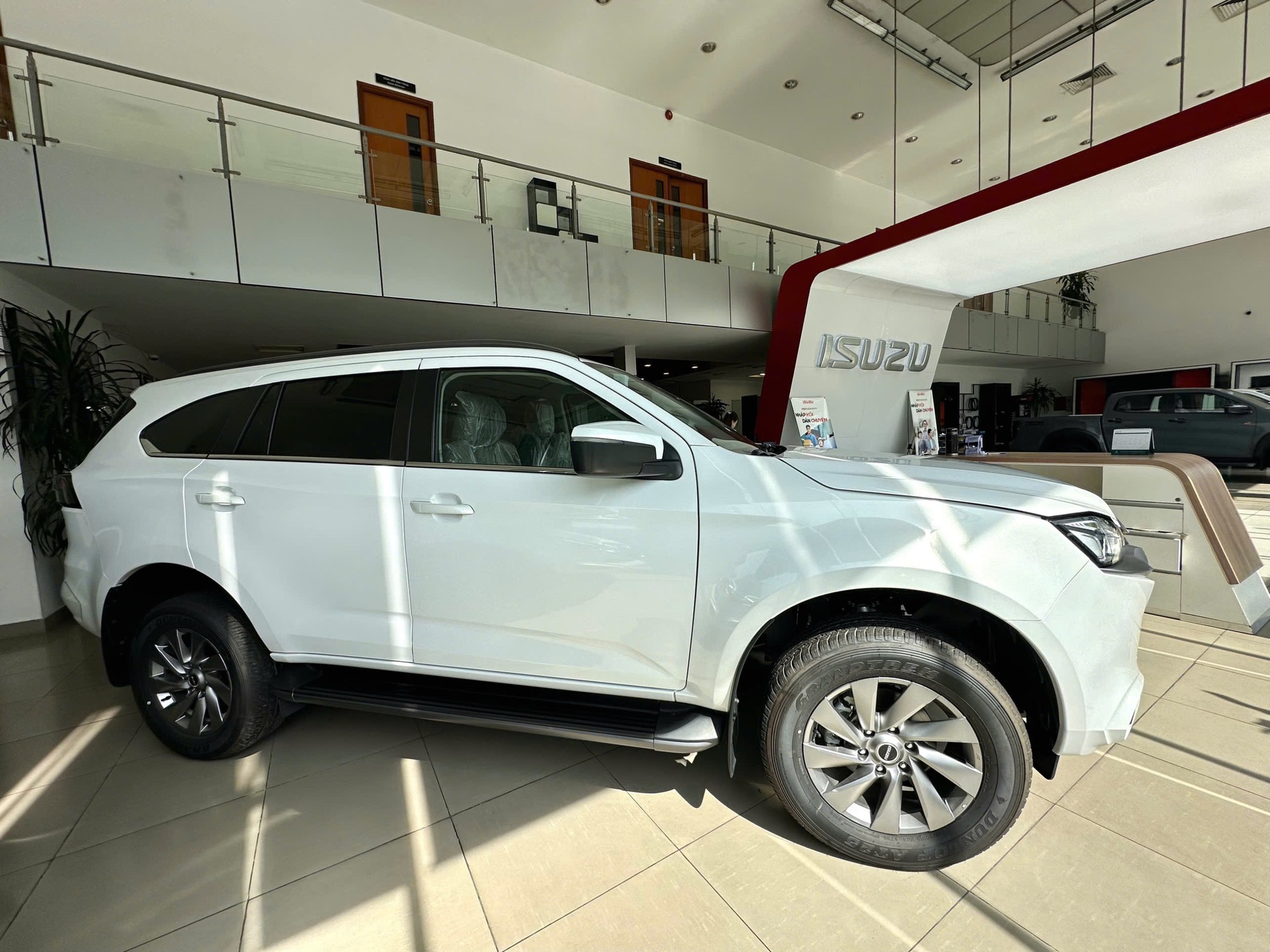 Isuzu mu-X "dọn kho", giảm khủng tới 225 triệu đồng, rẻ ngang CX-5, Territory - Ảnh 5.