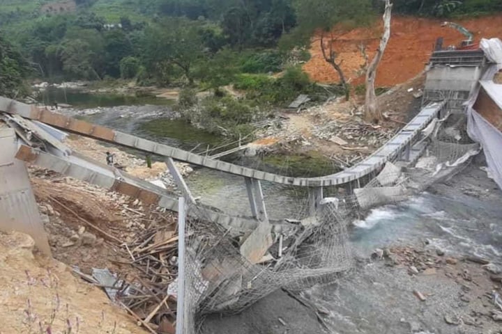 Sập cầu Lũng Cáng ở Hà Giang khiến giao thông tê liệt và cần khắc phục gấp - Ảnh 1.