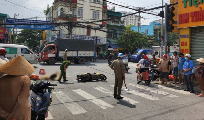 Người mẹ chở con gái đi học về bị xe bồn cán tử vong ở TP.HCM: Chồng nạn nhân khóc nấc tại hiện trường- Ảnh 1.