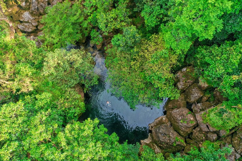 Một nơi ở Việt Nam đẹp siêu thực tựa như “thế giới khác”, có hồ nước bí ẩn “treo” lơ lửng, vẫn hoang sơ chưa nhiều người biết đến- Ảnh 7.