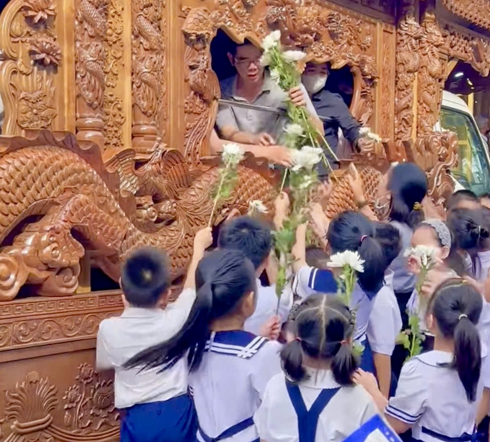 Xúc động hình ảnh học sinh và người dân Vũng Tàu đưa tiễn 2 chị em tử vong trong vụ cháy- Ảnh 2.