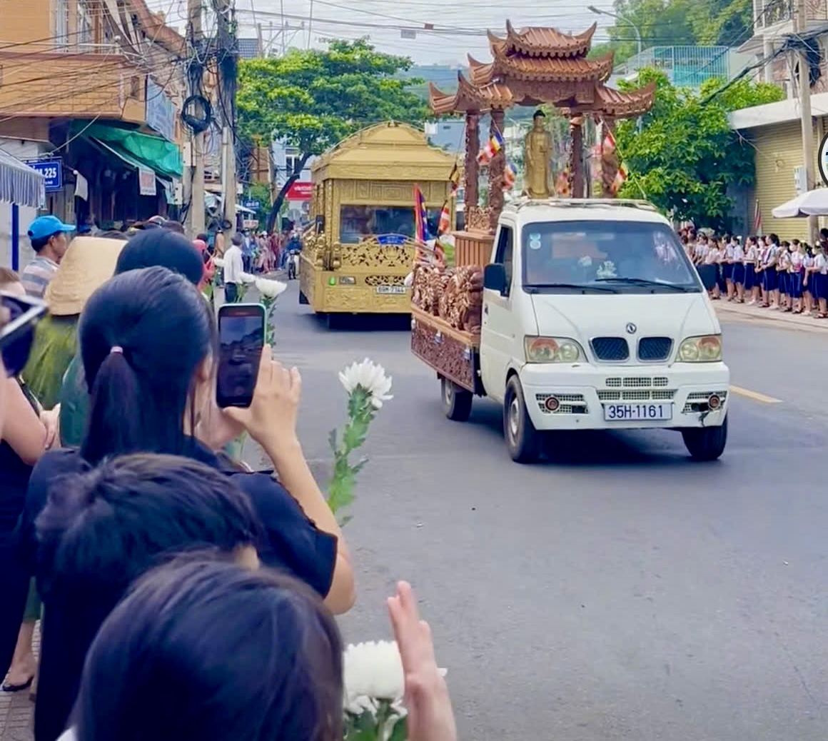 Xúc động hình ảnh học sinh và người dân Vũng Tàu đưa tiễn 2 chị em tử vong trong vụ cháy- Ảnh 1.