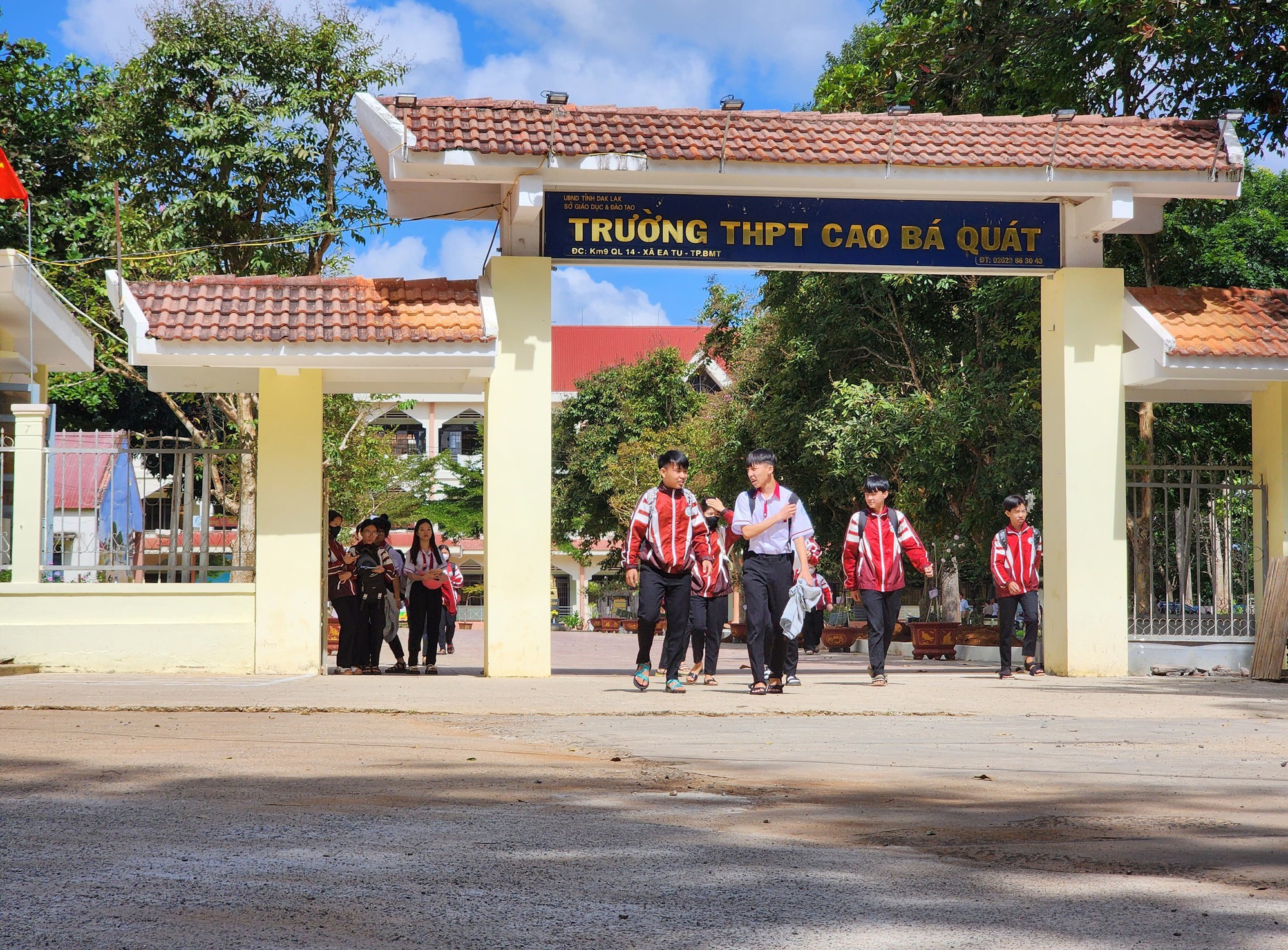 Trường THPT Cao Bá Quát bị tố dạy thêm giờ chính khóa gây tranh cãi lớn - Ảnh 1.