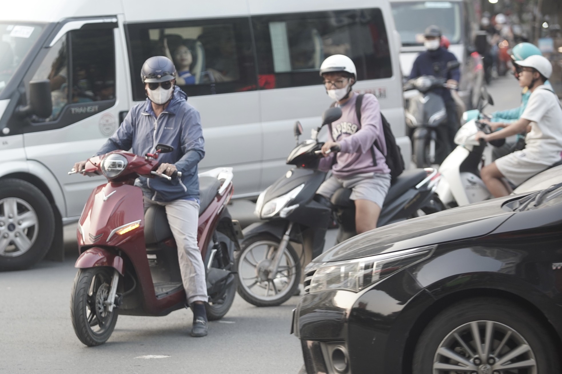 Hãi hùng cảnh người dân liều "cắt" đầu ô tô, lao qua dòng xe để xuống hầm chui Thanh Xuân - Ảnh 12.