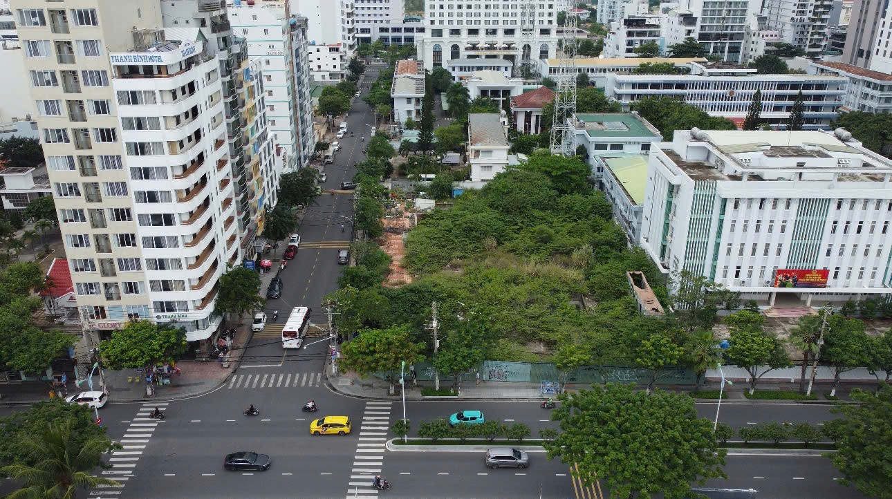 Cận cảnh những khu 'đất vàng' ven biển Nha Trang bị bỏ hoang cả thập kỷ- Ảnh 4.