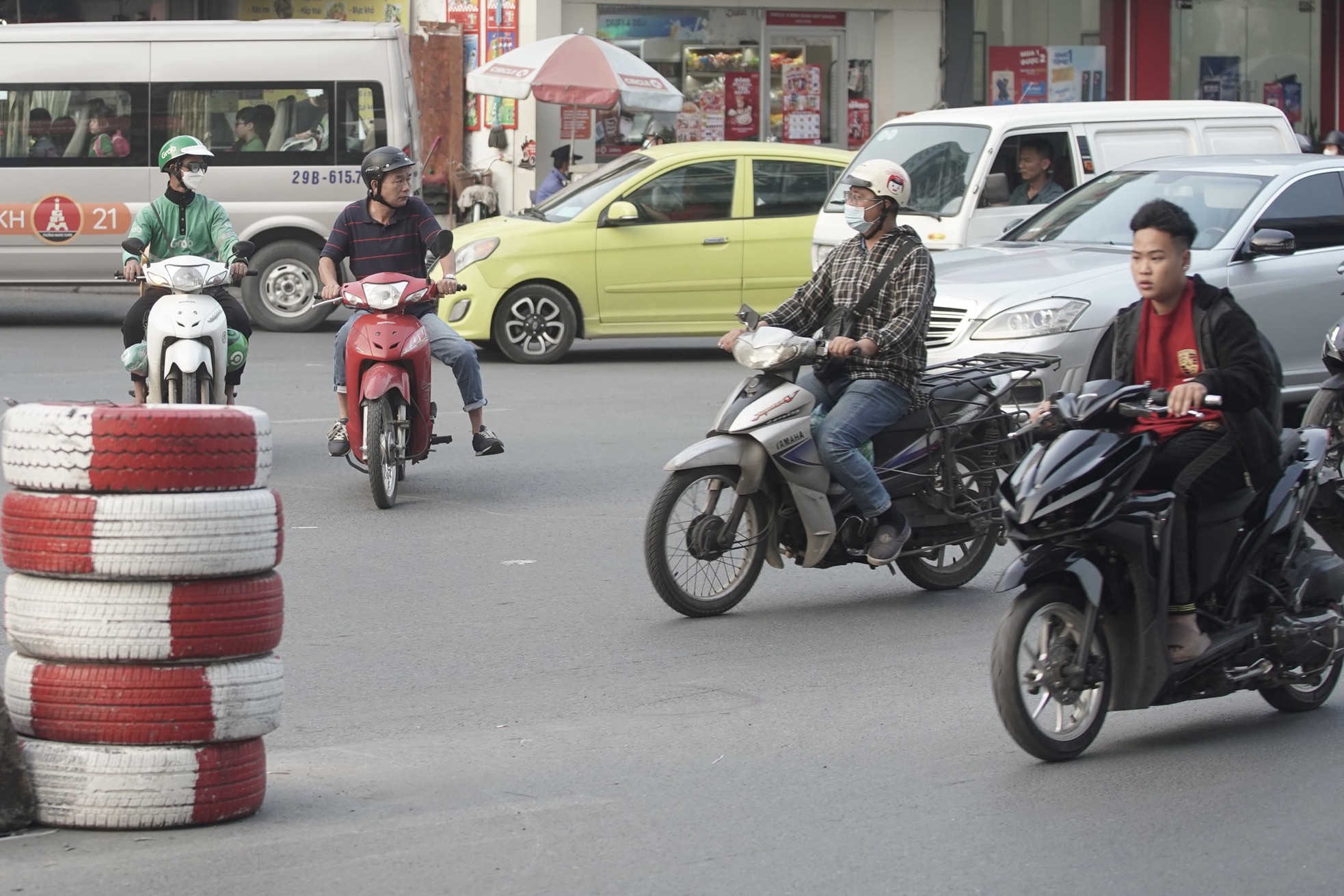 Hãi hùng cảnh người dân liều "cắt" đầu ô tô, lao qua dòng xe để xuống hầm chui Thanh Xuân - Ảnh 18.