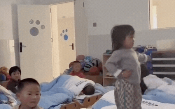 Ngỡ ngàng cô giáo mầm non dùng cách này đánh thức các bé dậy, hành động của bé gái khiến dân mạng gọi "Idol" - Ảnh 2. Ngỡ ngàng cô giáo mầm non dùng cách này đánh thức các bé dậy, hành động của bé gái khiến dân mạng gọi "Idol" - Ảnh 2.