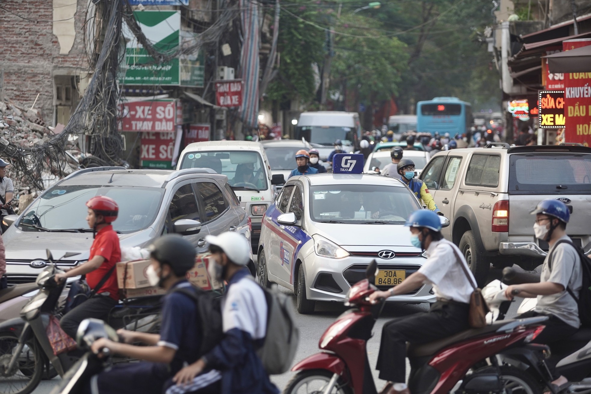 Hãi hùng cảnh người dân liều "cắt" đầu ô tô, lao qua dòng xe để xuống hầm chui Thanh Xuân - Ảnh 3.