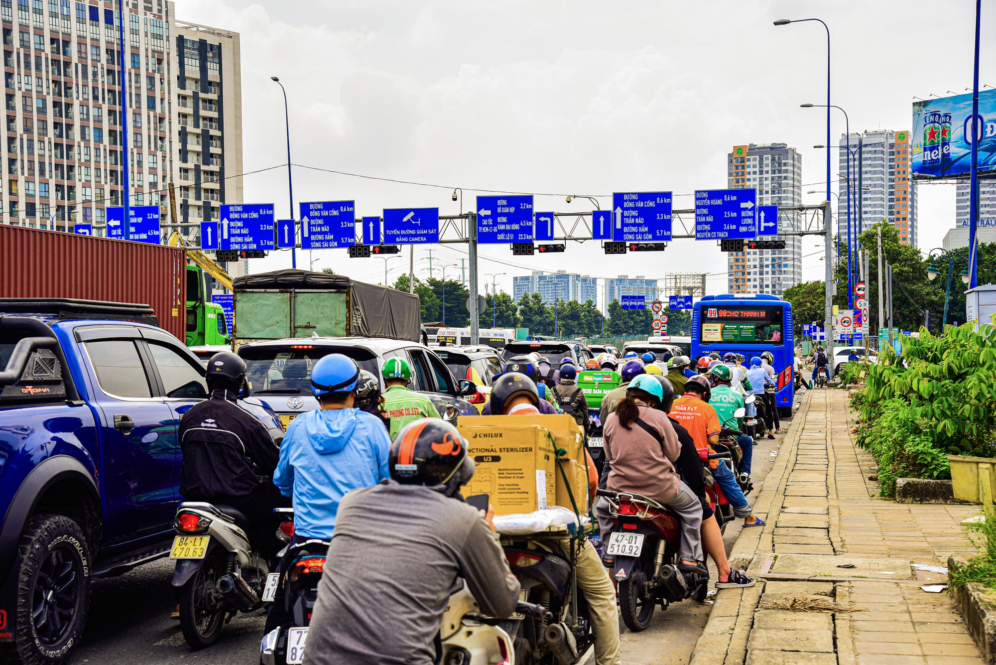 Nút giao có sáu cây cầu, hai hầm chui, trị giá 3.400 tỷ dần lộ rõ hình hài, sẽ hoàn thành sau một năm nữa- Ảnh 12.