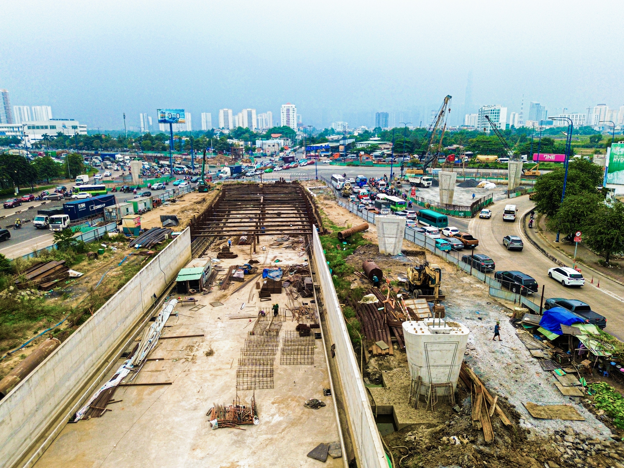 Nút giao có sáu cây cầu, hai hầm chui, trị giá 3.400 tỷ dần lộ rõ hình hài, sẽ hoàn thành sau một năm nữa- Ảnh 7.