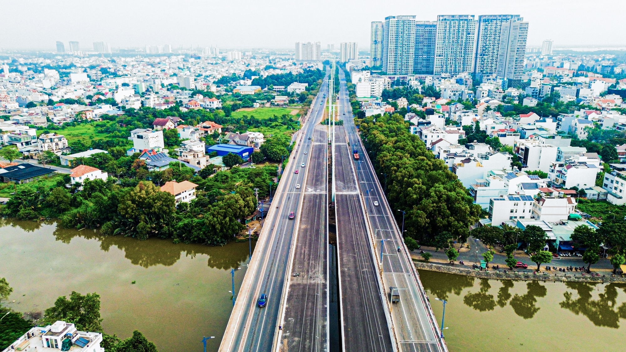 Nút giao có sáu cây cầu, hai hầm chui, trị giá 3.400 tỷ dần lộ rõ hình hài, sẽ hoàn thành sau một năm nữa- Ảnh 9.