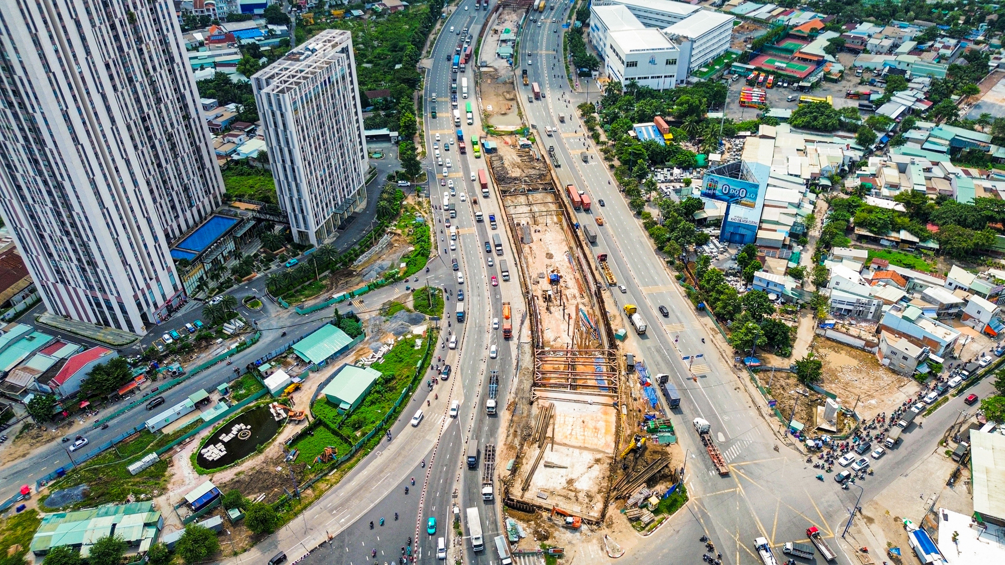 Nút giao có sáu cây cầu, hai hầm chui, trị giá 3.400 tỷ dần lộ rõ hình hài, sẽ hoàn thành sau một năm nữa- Ảnh 8.