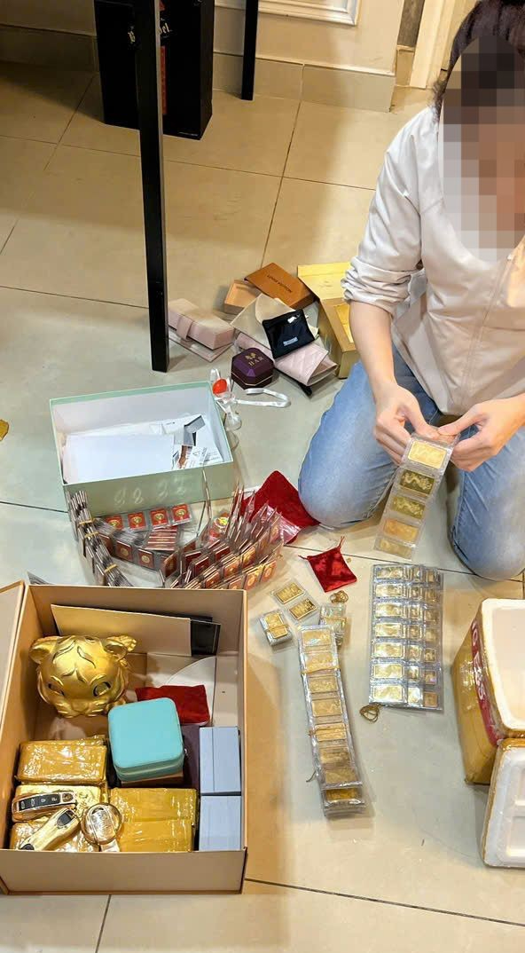 Choáng ngợp với hàng trăm kg vàng, USD và dàn siêu xe của TikToker Phó Đức Nam - Ảnh 4.