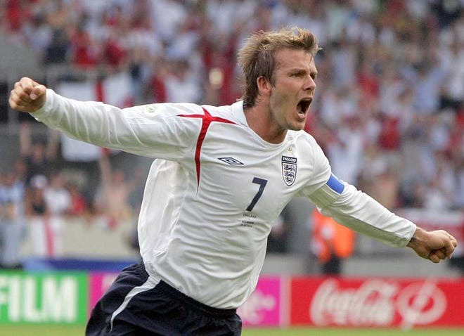 Cầu thủ bóng đá làm điều không ngờ với bát súp trong bữa tiệc của Beckham- Ảnh 2.