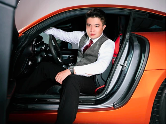 Choáng ngợp với hàng trăm kg vàng, USD và dàn siêu xe của TikToker Phó Đức Nam - Ảnh 8.