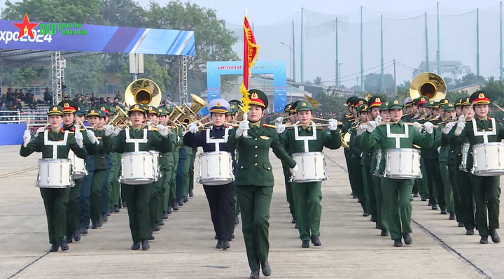 Bóng hồng quân nhạc vác kèn 18kg tại Triển lãm Quốc phòng 2024 - Ảnh 1.