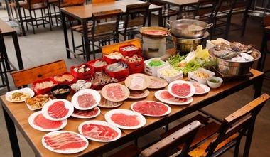 Người đàn ông ăn buffet suốt 2 tiếng rồi chê dở, đòi trả lại tiền- Ảnh 1.