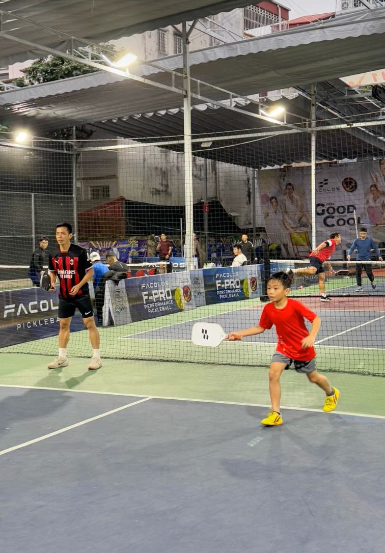 Văn Quyết cùng con trai chơi pickleball, ái nữ cựu chủ tịch CLB Sài Gòn khoe vợt nhưng than thiếu đồ mặc ra sân- Ảnh 1.